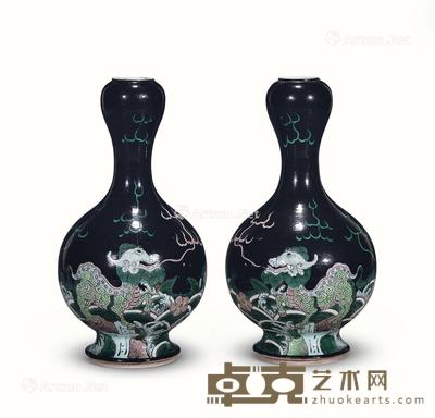 清 墨地三彩麒麟纹蒜头瓶 (一对) 高22cm