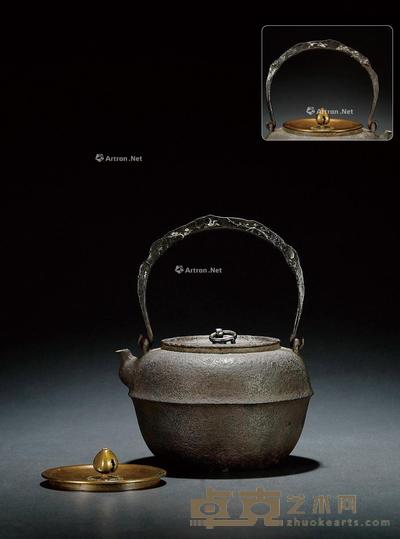 明治时期·忠三郎金银镶嵌三友鹤寿图手取釜式铁壶 23.3×18.5cm