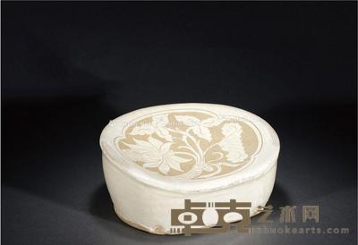  宋 磁州窑剔荷花纹枕 高11cm；长25.5cm；宽22cm