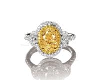  2克拉椭圆形切割淡彩黄钻（Fancy Light Yellow）配钻石戒指