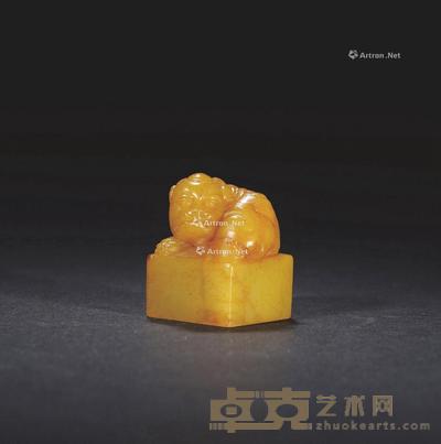 清 田黄石古兽钮章 2.9×2.9×3.9cm;62.2g
