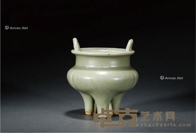 明 龙泉窑划花绳耳三足炉 高12cm