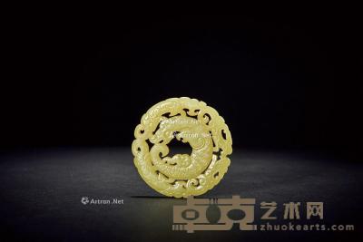  清·黄玉镂雕摩羯纹珮 直径5.5cm