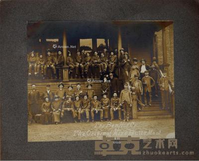  1905年作 康有为 1905年与美国著名剧团合影 照片20×16cm；卡纸27×22.5cm