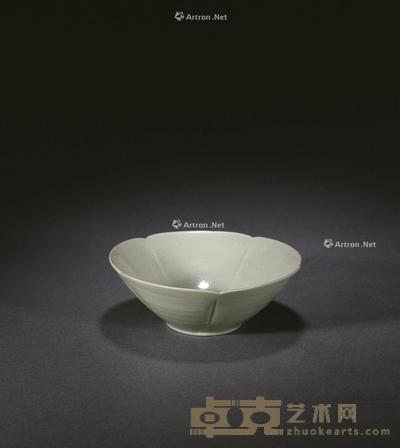 五代 越窑秘色瓷五曲碗 高5.8cm;口径16cm