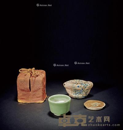 明·龙泉窑筒式香炉 高5.8cm;口径7.5cm