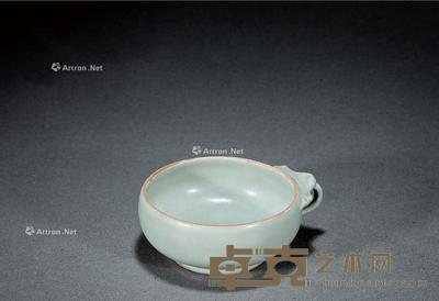  南宋 龙泉窑荷叶把杯 高4.5cm；口径10cm