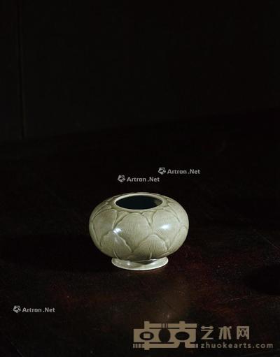 北宋 越窑秘色莲瓣纹水盂 高7.3cm