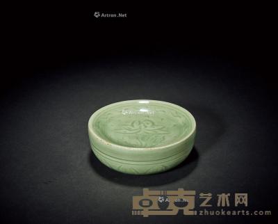  明·龙泉窑划莲花纹孔明碗 高5.7cm；口径15.5cm