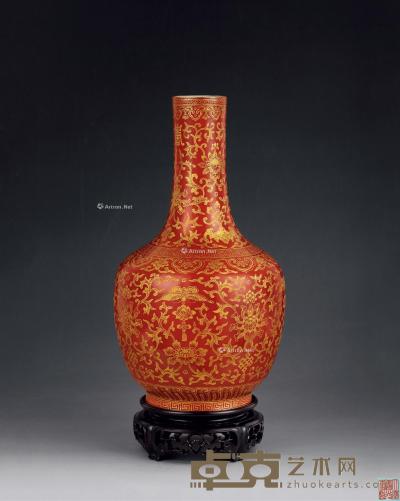  清道光 珊瑚红地描金缠枝莲纹瓶 高29cm