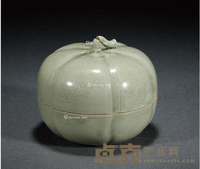 北宋 上字款越窑秘色婴戏纹瓜棱粉盒 高9cm;直径10.5cm
