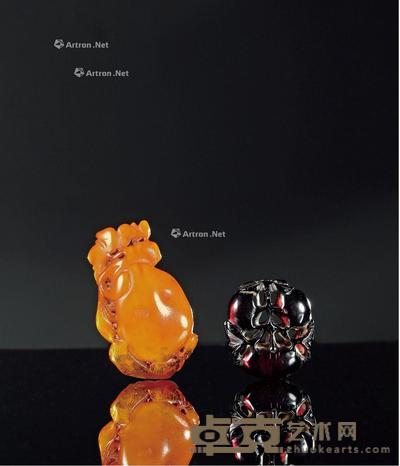 清·血珀及蜜蜡花卉纹珮 (一组两件) 1.长4cm;宽3.6cm;重11.6g;2.长6.7cm;宽4cm;重16.3g