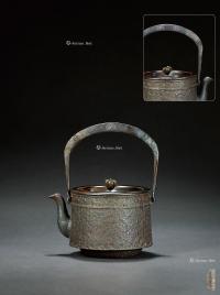  明治时期·金龙堂造寸桶尾垂形铁壶