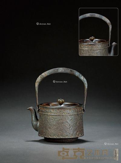 明治时期·金龙堂造寸桶尾垂形铁壶 21.5×18cm
