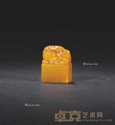  清 田黄石古兽钮章 2.2×1.1×2.8cm；15.3g