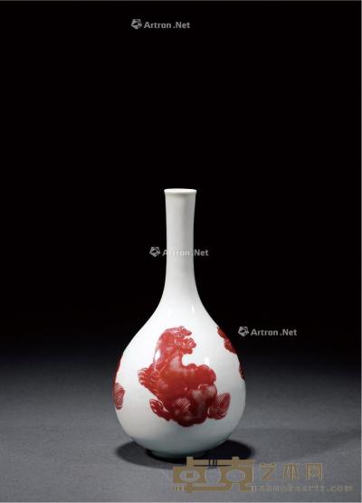 清康熙 釉里红三狮纹锥把瓶 高18.7cm