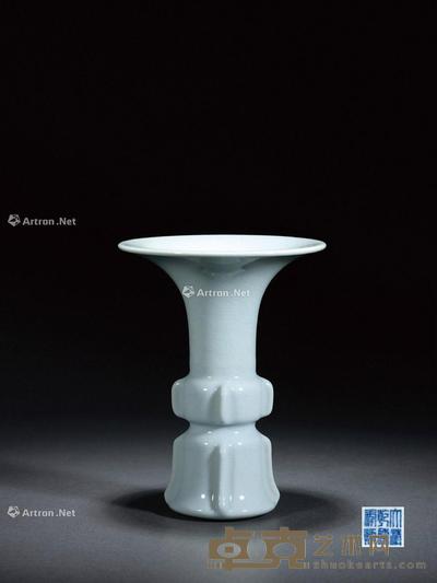 清乾隆 仿汝釉出戟花觚 高17cm