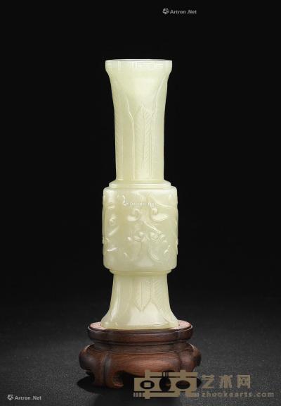  清代 玉雕花卉纹瓶 高11.69cm；宽3.24cm；口径2.9×1.74cm；足径3.36×2.18cm