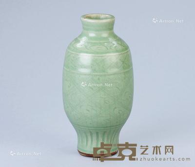  明代（1368-1644） 龙泉窑刻花卉纹瓶 直径11cm；高18cm