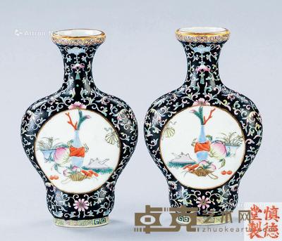  民国（1912-1949） 黑地粉彩开光清供纹扁瓶 （一对） 长12.3cm；宽5.1cm；高20.1cm
