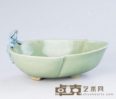  龙泉窑人物纹叶形三足洗 长26.7cm；宽15.1cm；高11.3cm