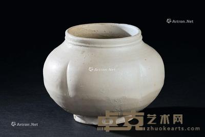  五代（907-960） 定窑瓜棱罐 直径14.3cm；高10.7cm