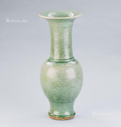  明代（1368-1644） 龙泉窑刻花卉纹撇口大瓶
