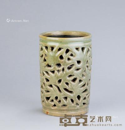  清代（1644-1911） 龙泉窑镂空花卉纹笔筒 直径10.2cm；高15.3cm