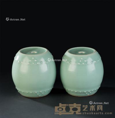  清代（1644-1911） 豆青釉鼓钉纹鼓凳摆件 （一对） 直径14.2cm；高14.1cm
