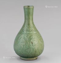  明代（1368-1644） 龙泉窑花卉纹胆式瓶