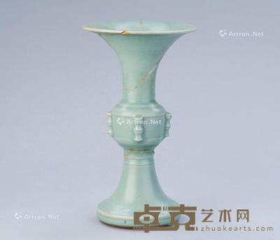  宋代（960-1279） 龙泉窑出戟花觚 直径13.3cm；高23.3cm