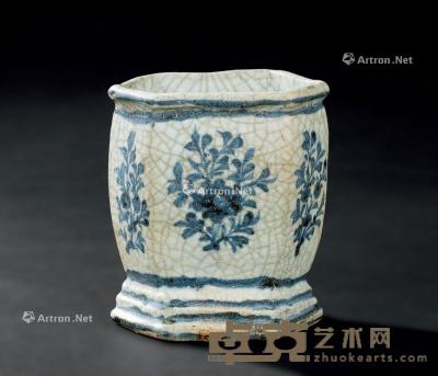  元代（1279-1368） 青花花卉纹六角形笔筒 长7.7cm；宽5.2cm；高8.6cm