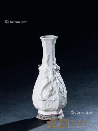  明代（1368-1644） 德化窑云龙纹双狮耳六角瓶 长11.5cm；宽8.8cm；高26cm