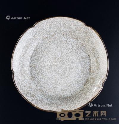  清代（1644-1911） 包铜口哥釉葵口盘 直径15.8cm；高3.1cm