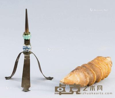  清代（1644-1911） 铜嵌料珠花卉纹三足便携烛台 羚羊角 （二件一组） 尺寸不一