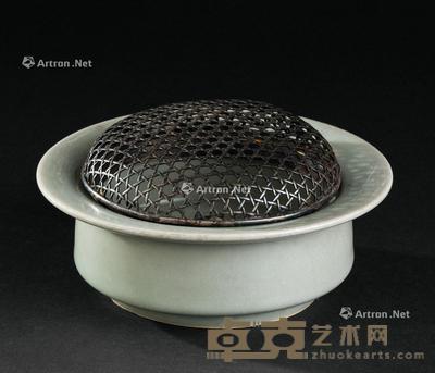  龙泉窑折沿洗 直径16.6cm；高5.8cm