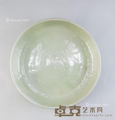  元代（1279-1368） 龙泉窑刻花卉纹盘 直径33cm；高5.6cm
