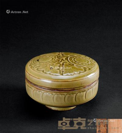  宋代（960-1279） 耀州窑青釉刻花菊纹盖盒 直径13.7cm；高9.4cm