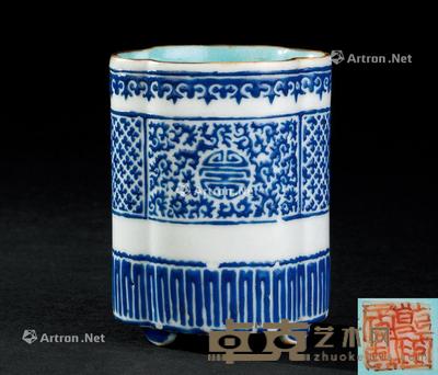  清代（1644-1911） 粉彩寿字夔龙纹海棠形笔筒 长6cm；宽5.2cm；高7.7cm