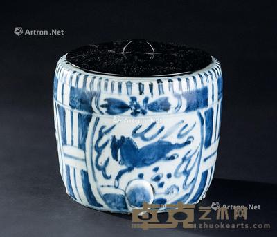  明万历（1573-1619） 青花飞马纹三足香炉 直径15.8cm；高13.3cm