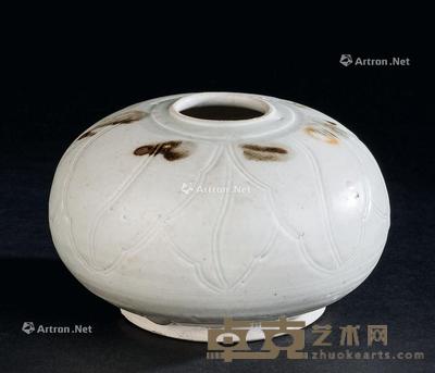  元代（1279-1368） 青瓷点彩花瓣纹水盂 直径12.2cm；高7.5cm
