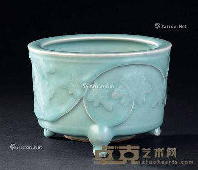 龙泉窑牡丹纹三足香炉 直径14.2cm；高10.4cm
