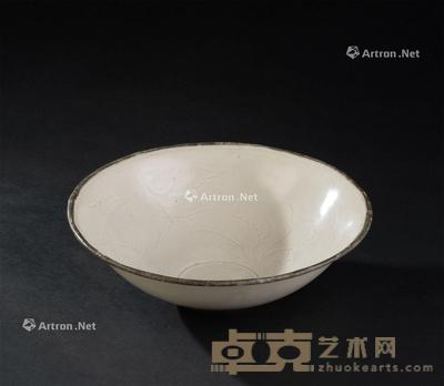  宋代（960-1279） 包银口定窑刻牡丹纹大碗 直径24cm；高7.3cm