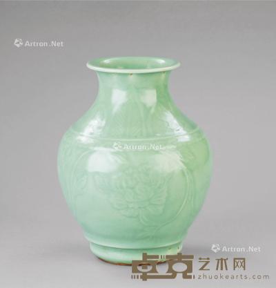  龙泉窑刻牡丹纹瓶 直径19.9cm；高25.2cm