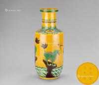  清代（1644-1911） 素三彩瑞兽纹棒槌瓶