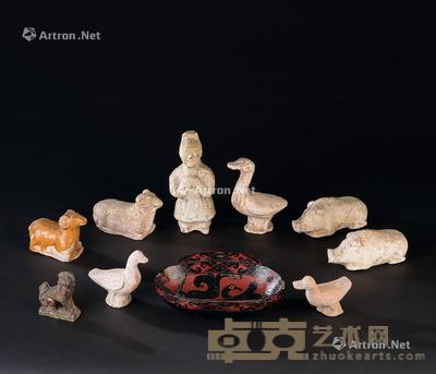  唐代（618-907） 各式大漆双凤纹羽觞杯 陶加彩狮钮印章 陶人俑 陶獣俑 （十件一组） 尺寸不一