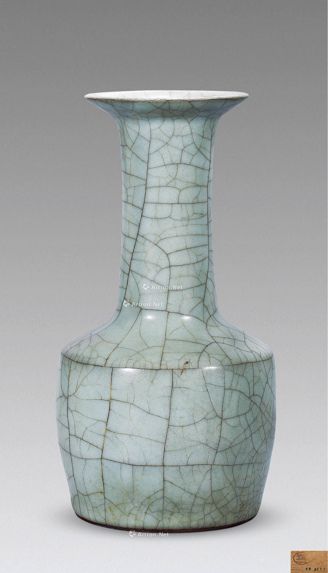 明 官窑纸槌瓶 高25cm