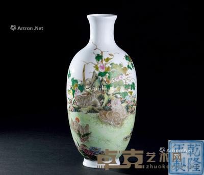  民国（1912-1949） 珐琅彩猫戏图纹瓶 直径14.2cm；高30.7cm