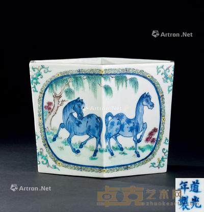  清代（1644-1911） 青花粉彩开光骏马纹菱形笔筒 长21cm；宽16.9cm；高16.1cm