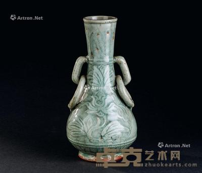  龙泉窑刻花卉纹双耳瓶 直径14.2cm；高27.4cm